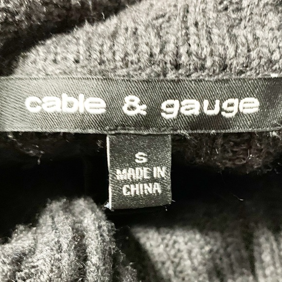 Cable and Gauge Sleeveless Chunky Knit Turtleneck Sweater Diagonal Pattern Front - Picture 6 of 8